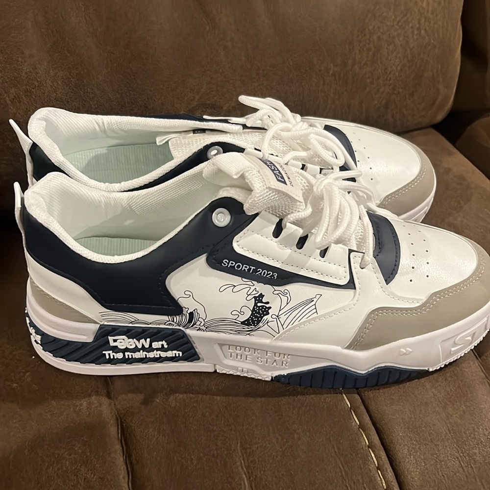 Tennis shoes